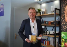 Bij Cappac toont Carel Rouweler wat biologische koffie capsules die zij produceren voor Australian. 